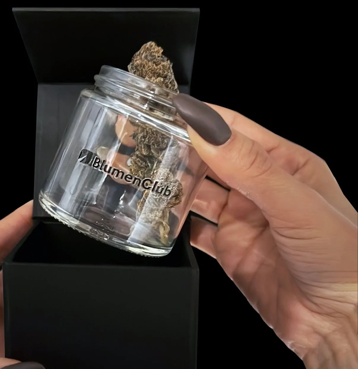 Frasco de vidrio con flor de CBD dentro de su caja negra, edición The Jewells
